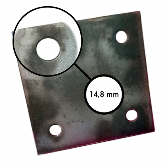 Se muestra flanche de 15x15x6mm con efecto lupa en unos de sus agujeros para visualizar su diámetro de 14.8mm en fondo blanco