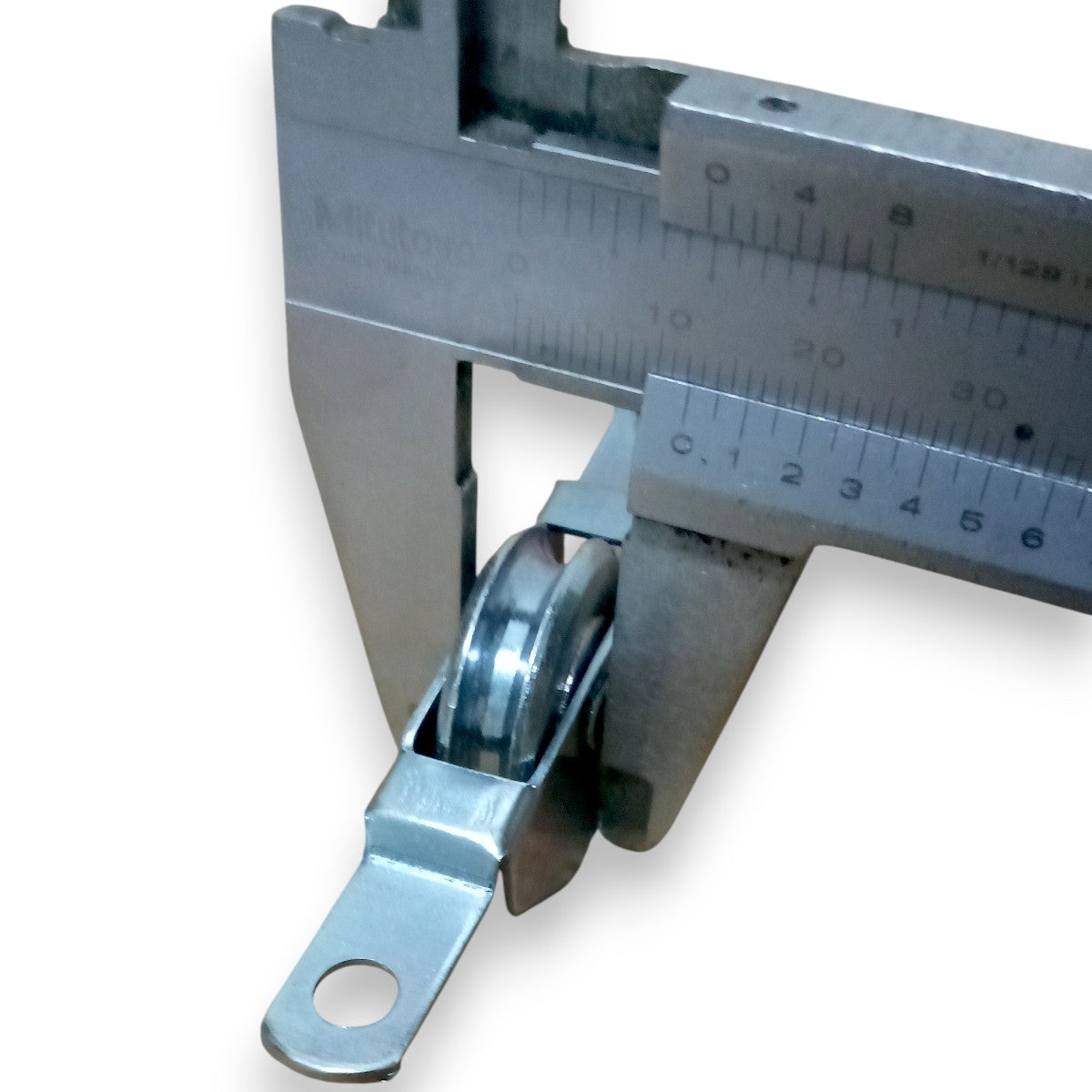 Garrucha Tipo Caracol con Canal Grande con 12.3 mm de ancho total para ventanas corredizas.