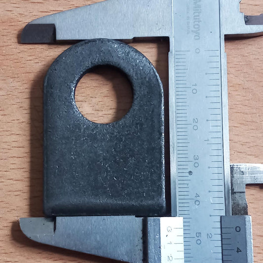 Foto técnica que muestra el largo total de 48.7 mm aproximadamente en la oreja para candado de 6mm para soldar.
