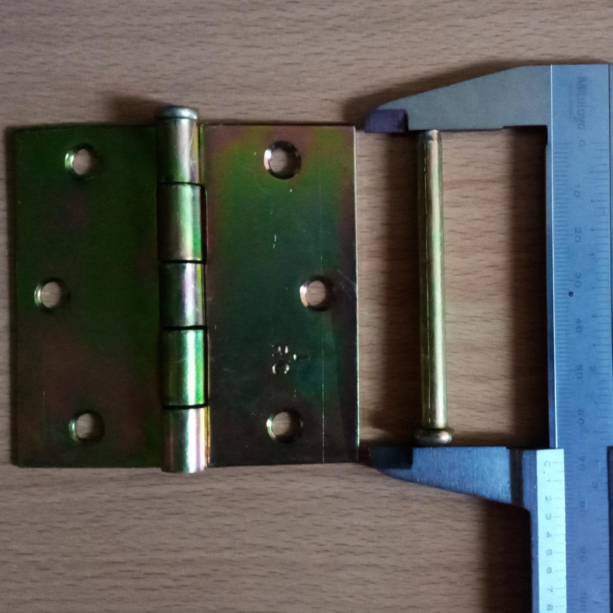 Bisagra de hierro 3x3 color dorado mostrando largo del pasador con vernier