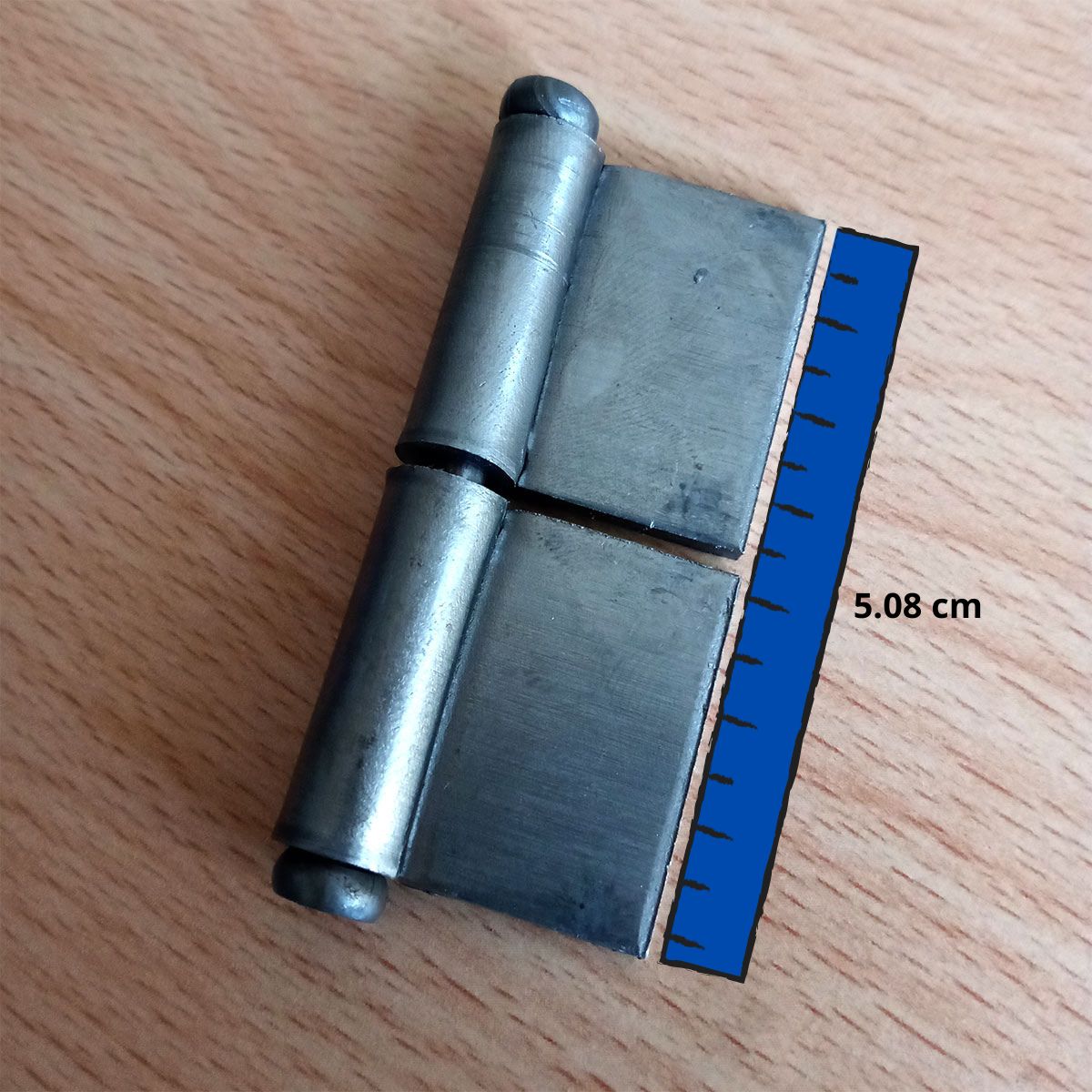 Bisagra de hierro de 2 pulgadas (5.08 cm) sobre fondo de madera.