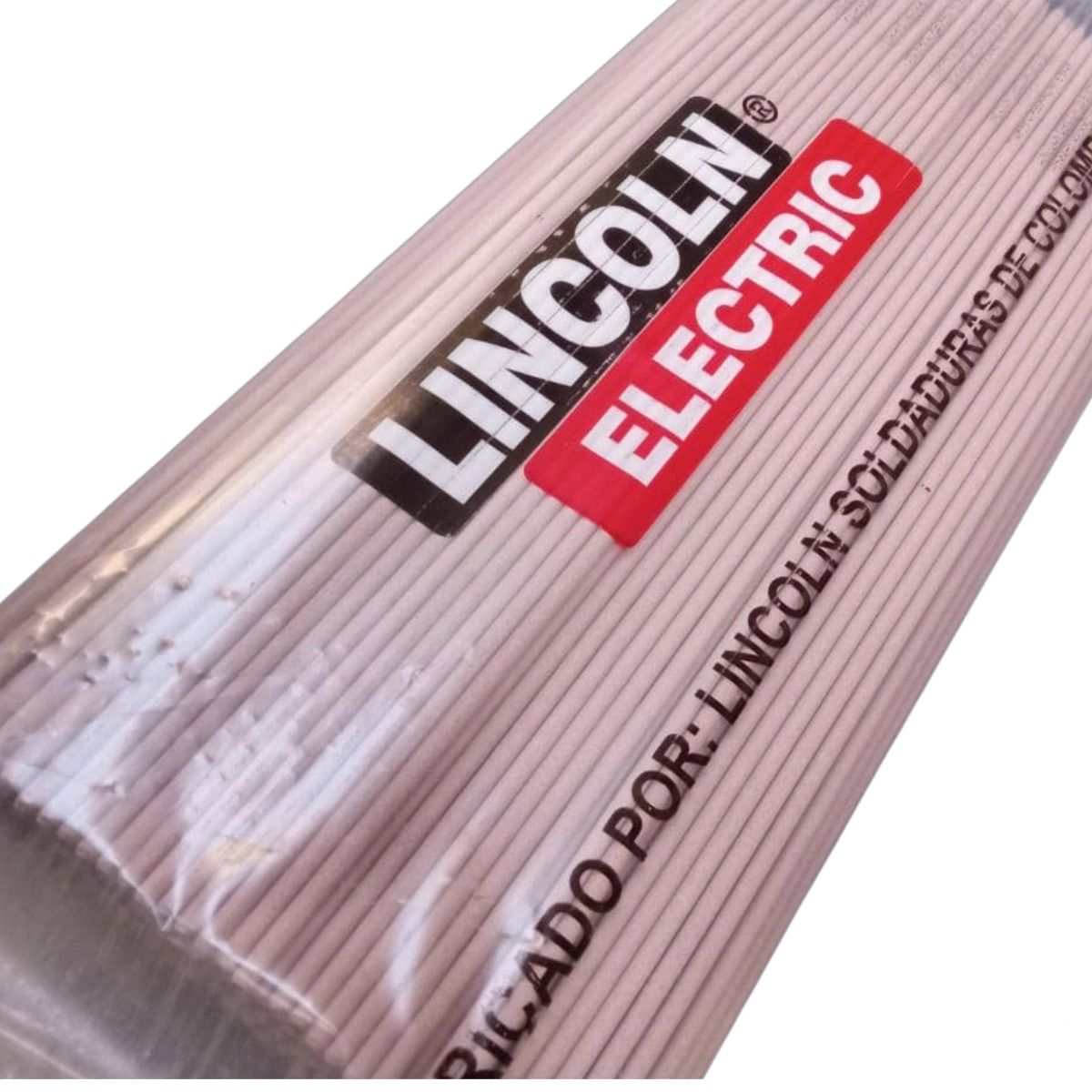 Se muestra bolsa de electrodos 6013 3/32" de 5 kilos marca Lincoln 