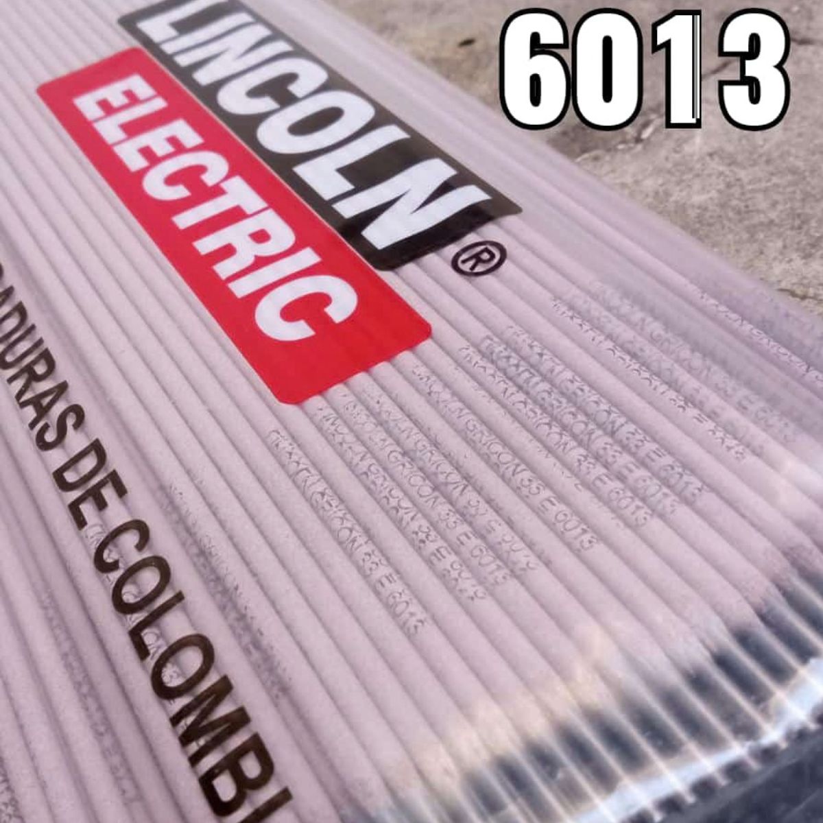 Toma cercana de la bolsa de electrodos E6013 3/32" para vender pack de 13 unidades para herreros y mecánicos.