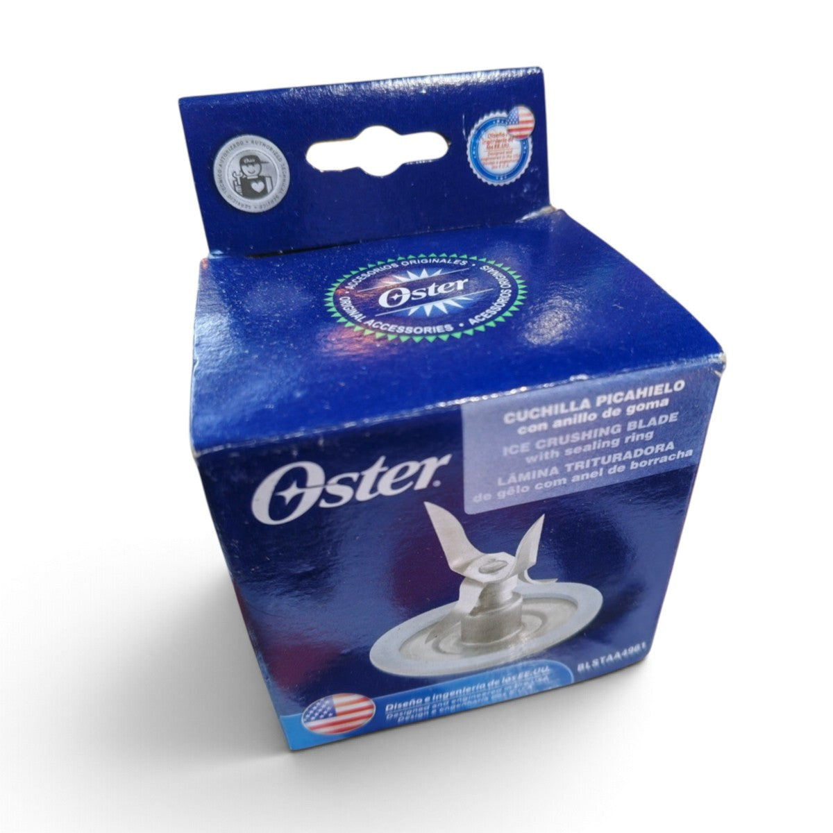 Toma picada de la caja que contiene la cuchilla de acero inoxidable BLSTAA4980 de 6 aspas con trituradora Oster.