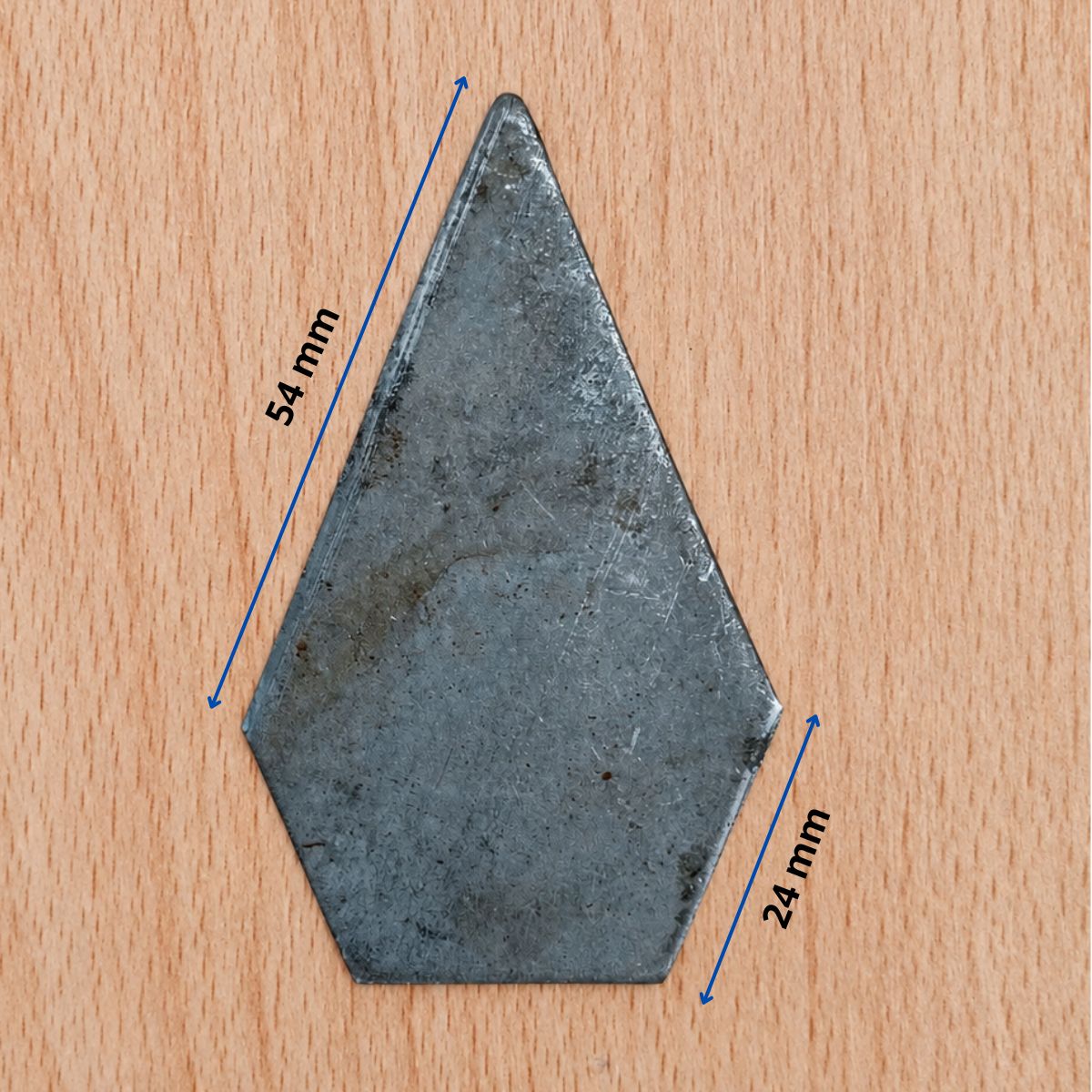 Dimensiones del lado más largo (54 mm) de la punta plana de hierro y el lado más corto (24 mm).