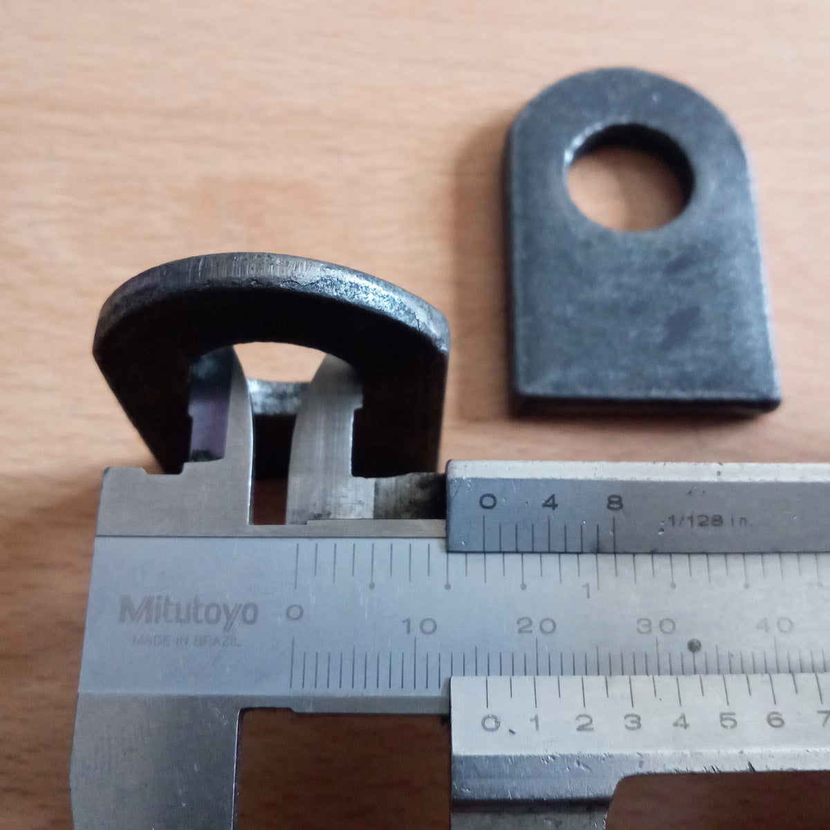 Foto técnica que muestra el diámetro total de 16 mm aproximadamente del orificio en la oreja para candado de 6mm para soldar.