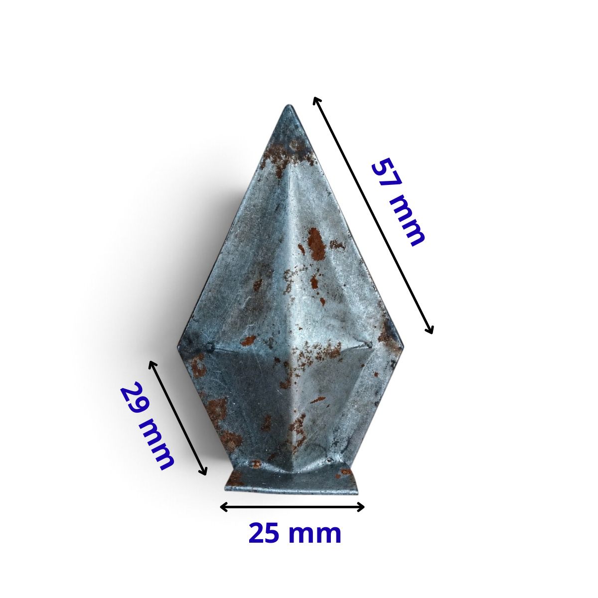 Acotado de la punta de lanza entamborada señalando la medida de la base (25 mm) lado más largo (57 mm) lado más corto (29 mm).