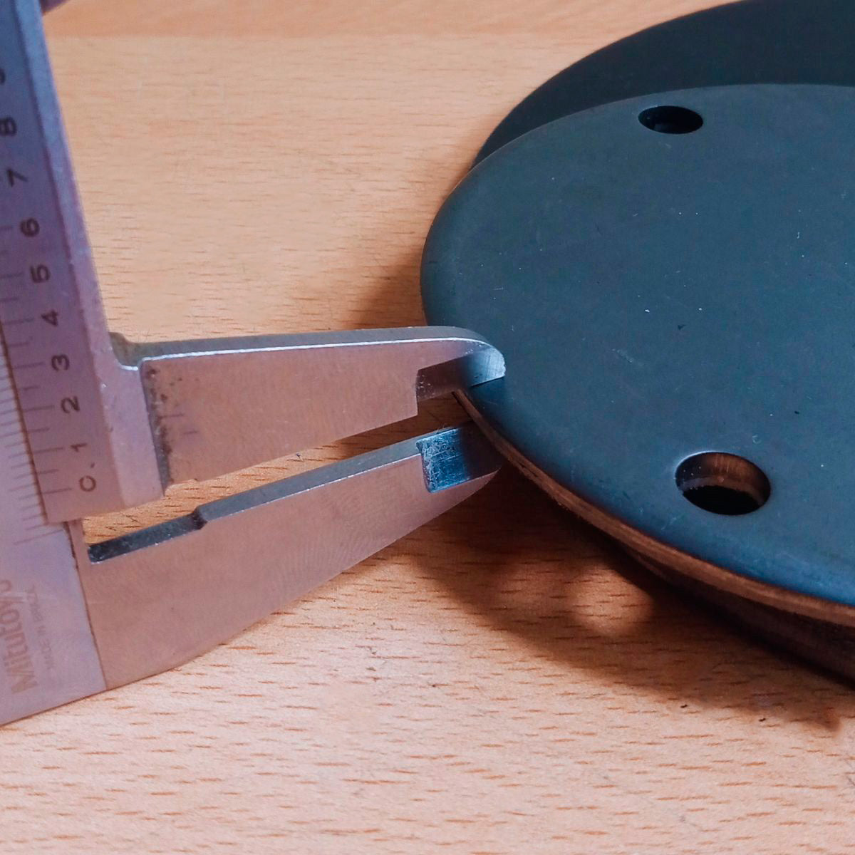 Se muestra vernier con medida de 4mm tomada a la base de anclaje redonda de 100 mm con sus perforaciones.