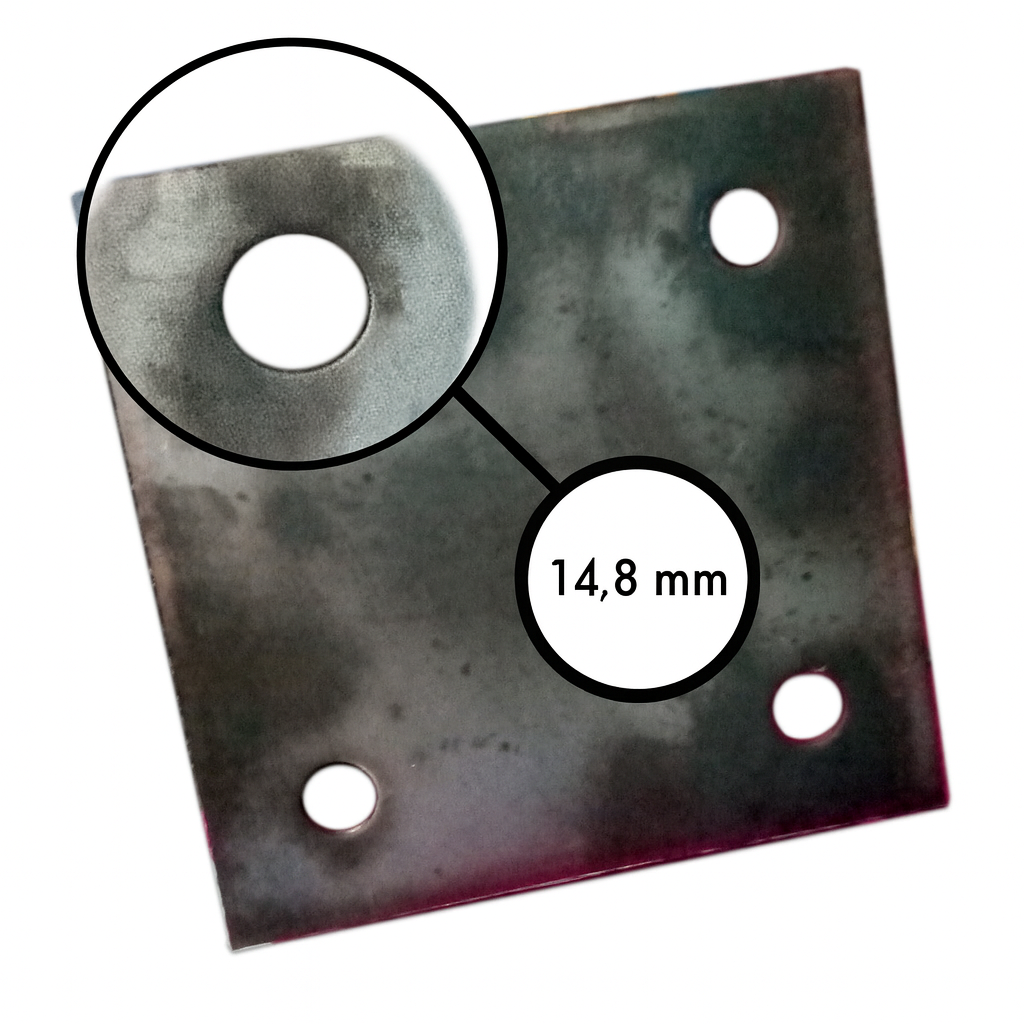 Se muestra flanche de 15x15x6mm con efecto lupa en unos de sus agujeros para visualizar su diámetro de 14.8mm en fondo blanco