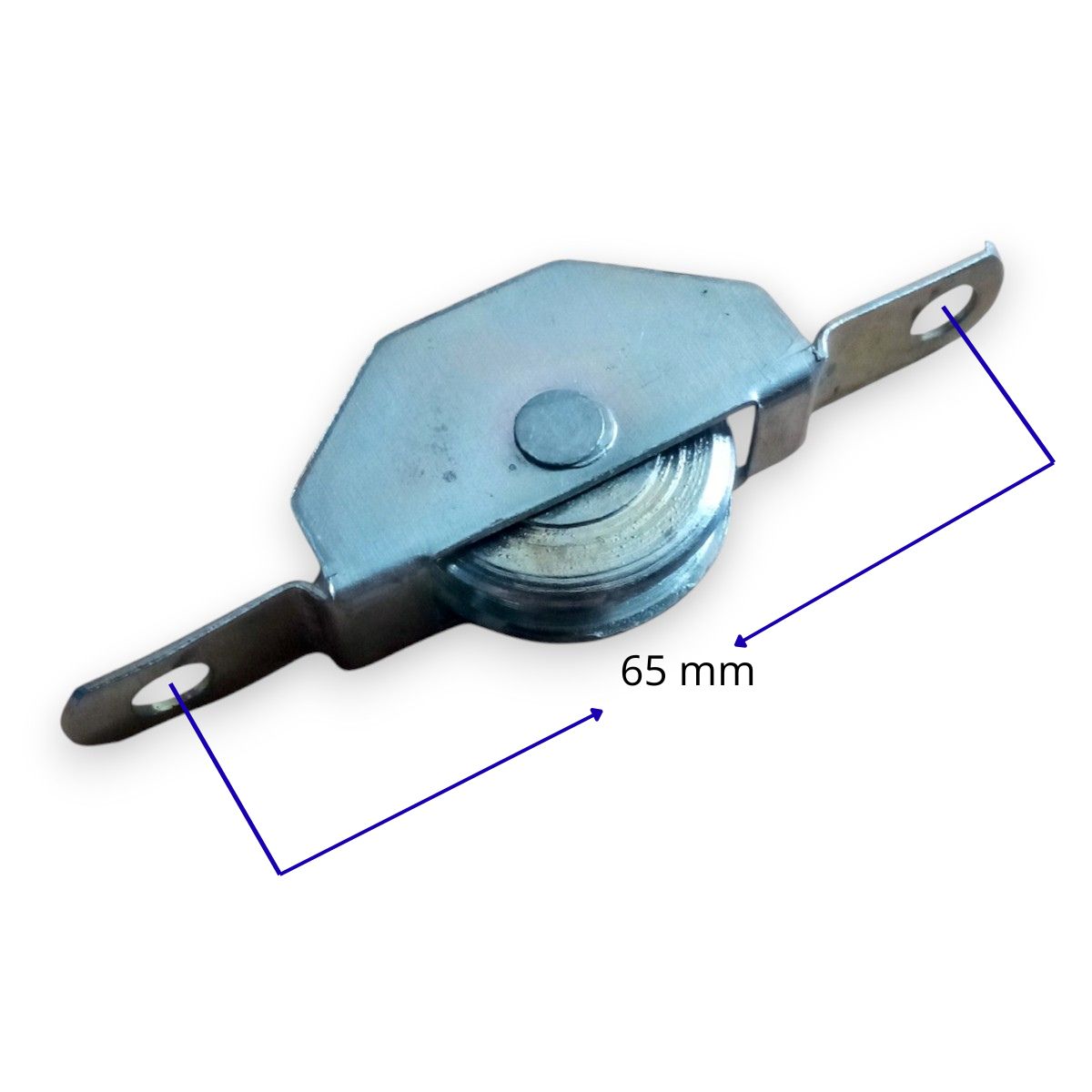 Garrucha Tipo Caracol Canal Grande con distancia de 65mm entre orificios para instalación en ventanas.