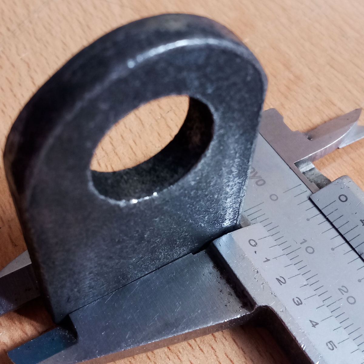 Foto técnica que muestra el espesor total de 6mm aproximadamente en la oreja para candado de 6mm para soldar.