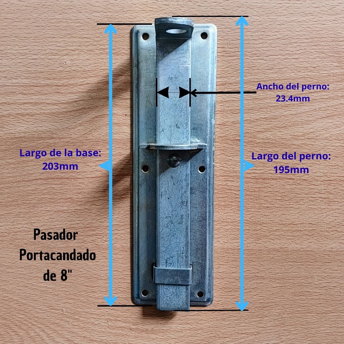 Ficha técnica del pasador portacandado de 8" Galvanizado donde muestra el largo de la base (203mm) el largo del perno (195mm) y el ancho del perno (23.4mm).