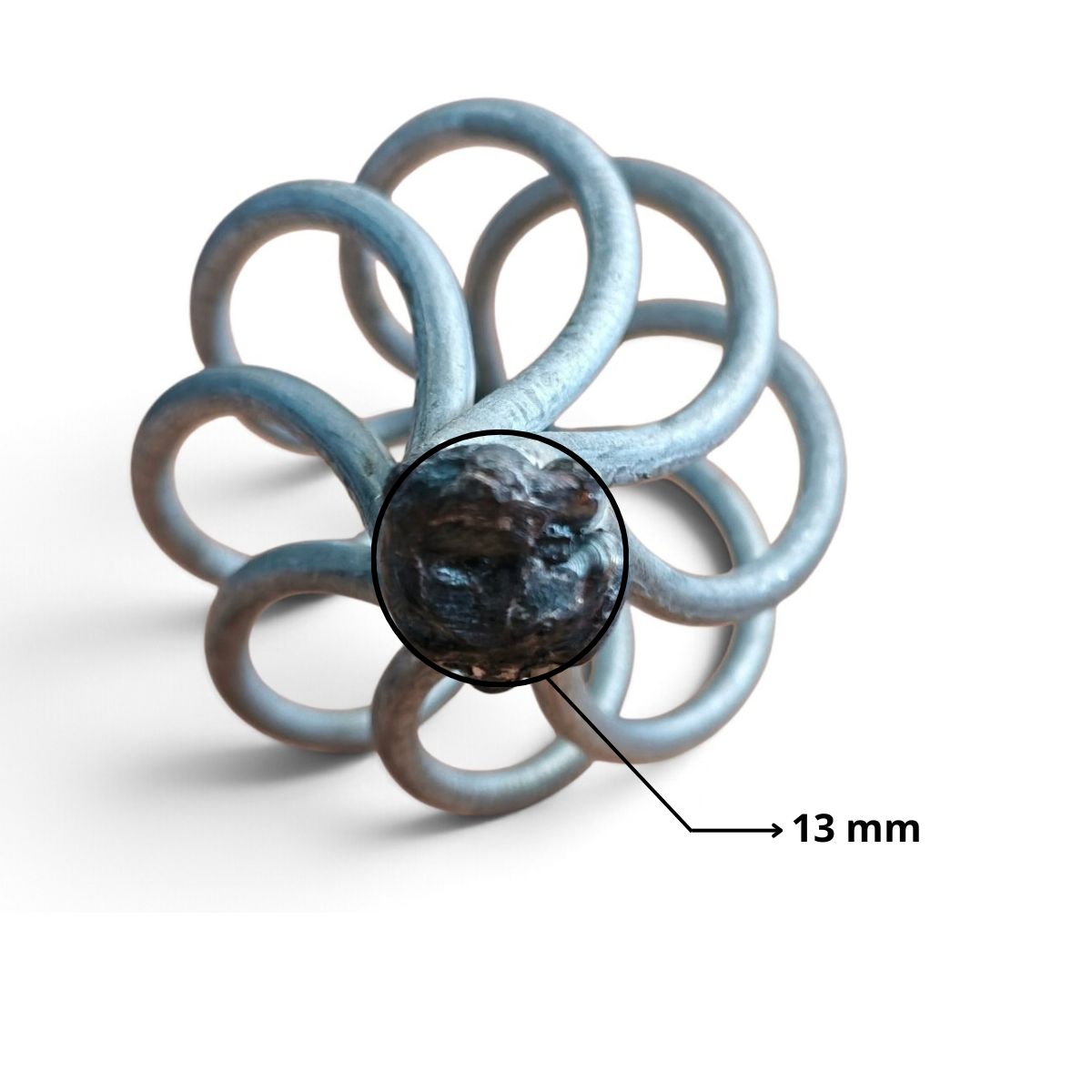 Acotado del diámetro  aproximado de la punta (13mm) donde se unen los 8 alambrones de 4 mm que forman la piña de hierro.