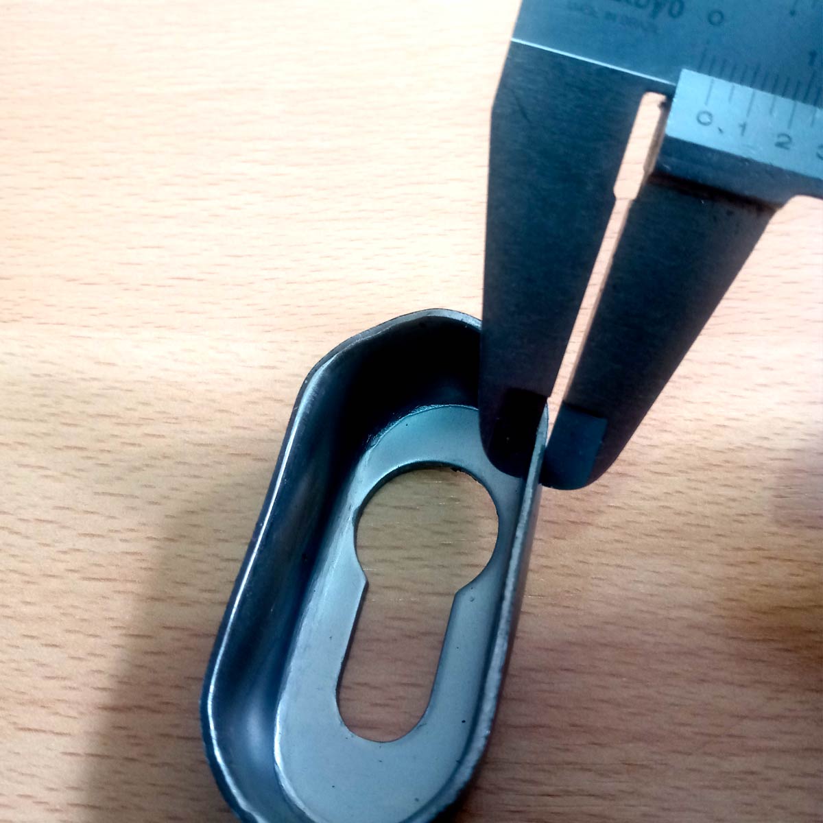 Espesor o calibre de la lámina del protector de cilindro ovalado externo tomada con un vernier.