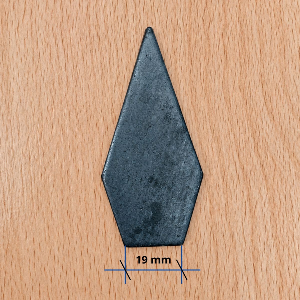 Medida de 19 mm o 3/4"  de la punta de hierro plana ornamental para muros, rejas y portones.