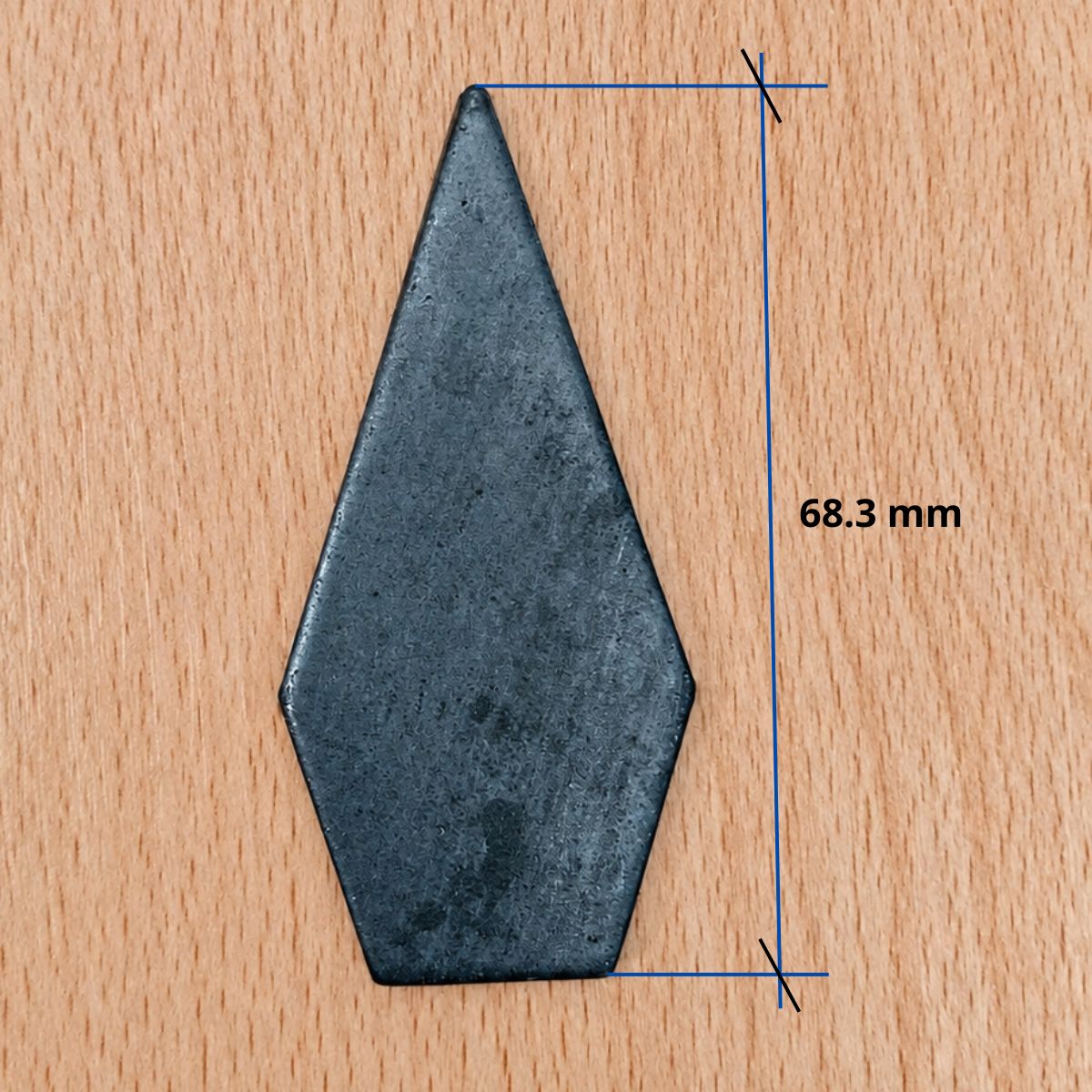 Se muestra altura (68.3 mm) de la punta de hierro plana de 19 mm sobre fondo de madera.