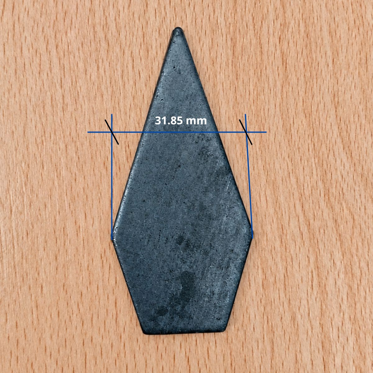 Ancho total de la punta de lanza plana de 3/4" sobre fondo de madera.