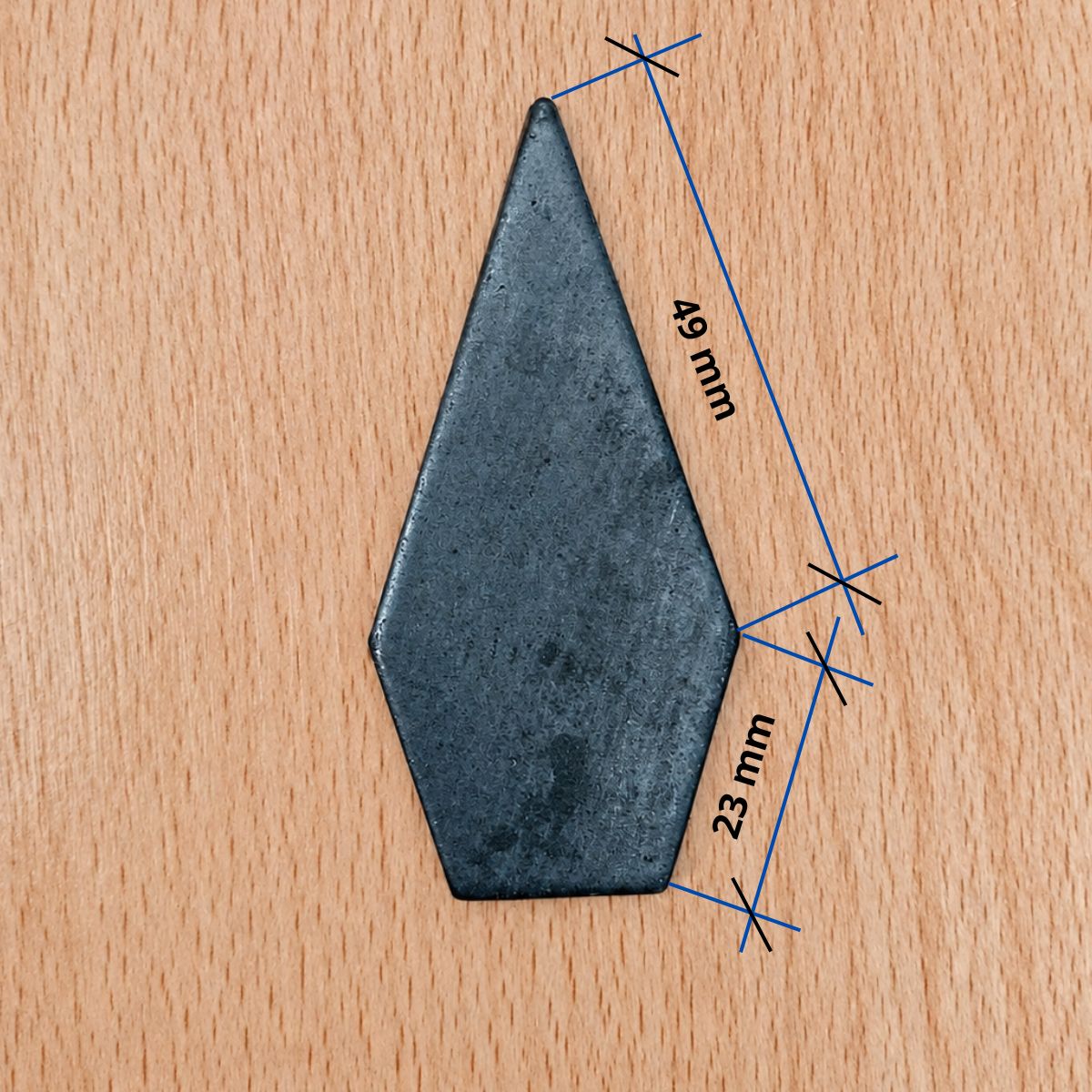Dimensiones de la punta de lanza plana de 3/4" (19 mm) sobre fondo de madera.