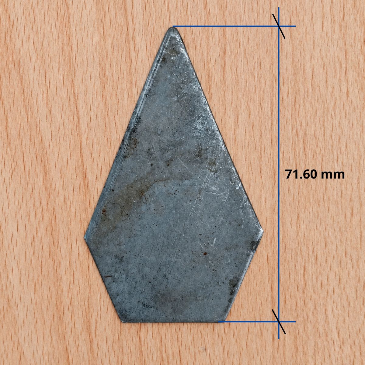Medida de la altura (71.60 mm) de la punta de hierro plana de 1".