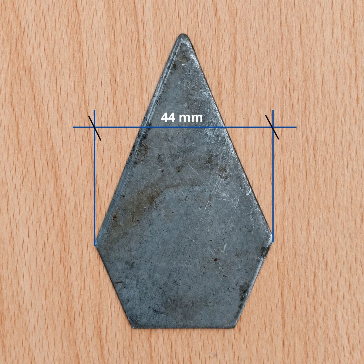 Se muestra ancho total de 44 mm de la punta de metal plana para rejas y muros.