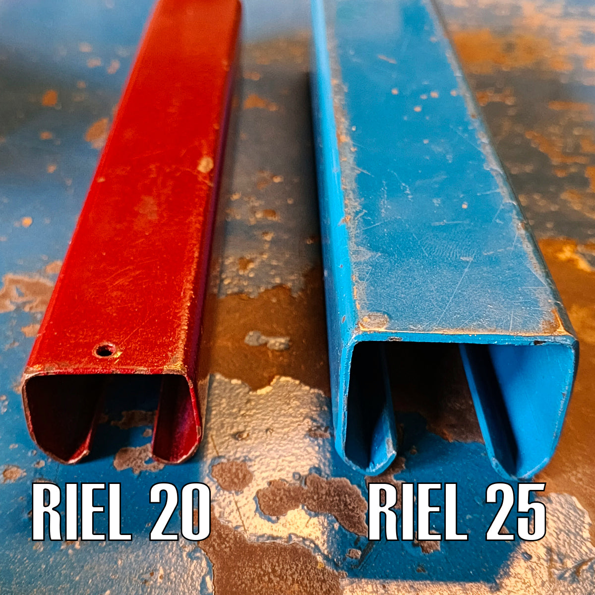 Comparativa del tamaño de un riel 20 y un riel 25 sobre un fondo industrial.