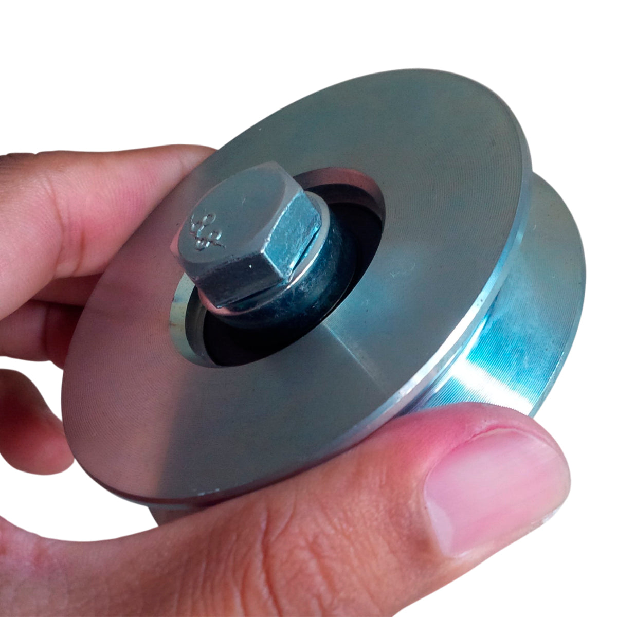 Rueda de hierro para portones pesados de 3 1/2" canal en V de una sola rolinera sobre fondo blanco.