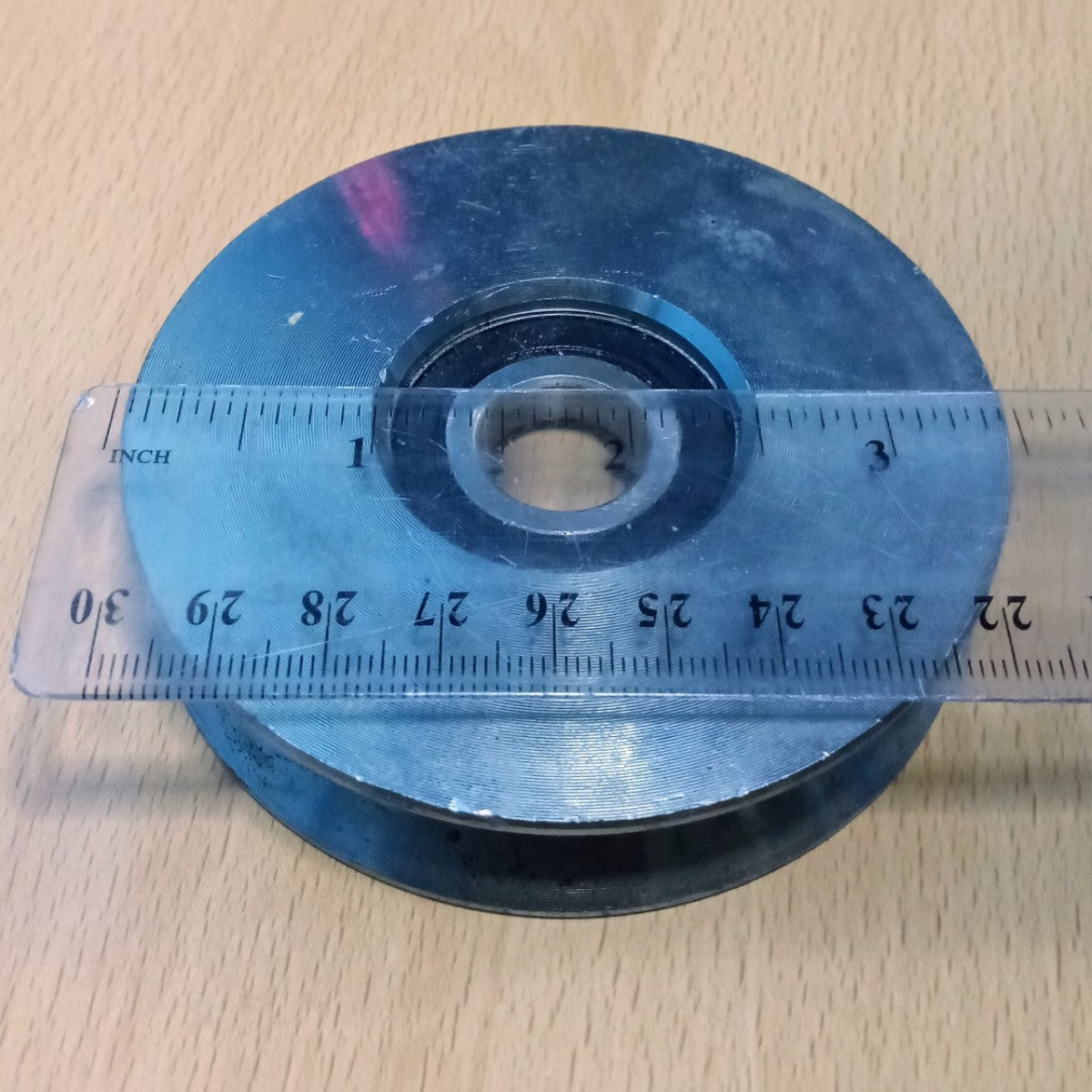 Diámetro de la roldana de 3 1/2" canal en V sin base tomada con una regla.