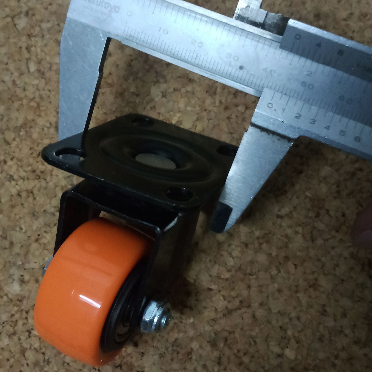 Rueda para cajones de 1 1/2" con base giratoria