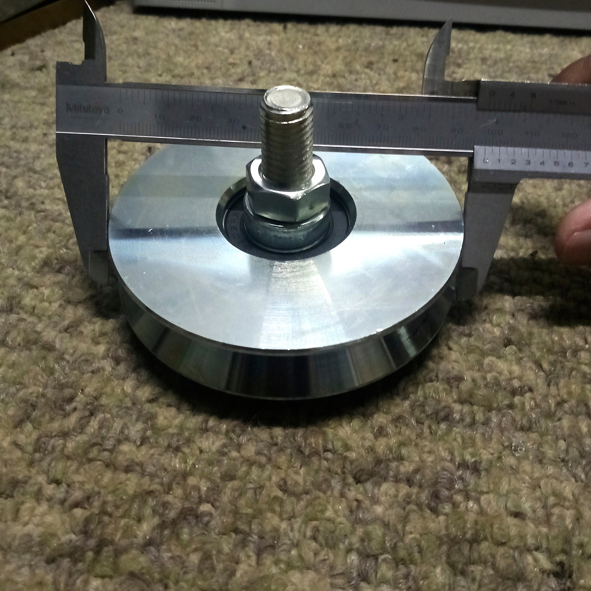 Diámetro de la rueda para portones pesados de 4 pulgadas tomado con el vernier.