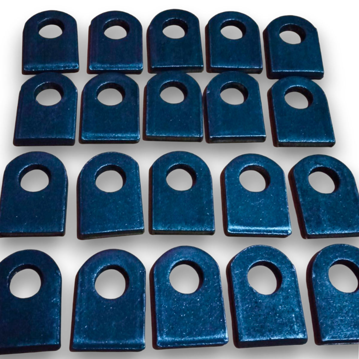 En la foto sobre fondo blanco 4 filas de 5 orejas para candado de 6mm para completar el pack de 20 unidades.